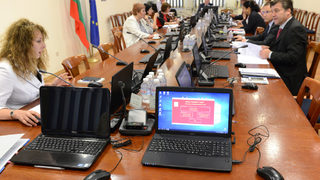 Членство в партия не спаси съдия от уволнение