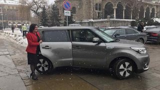 С държавна помощ са купени 44 електромобила и хибриди, съобщи екоминистърът