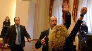 "Номерът с ябълките": Когато човек свикне само да изпълнява поръчки, става за смях