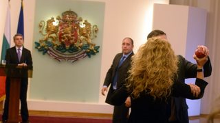 Снимка на деня: Президентът, ябълката, <span class="highlight">Беновска</span> и НСО