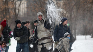 Фотогалерия: Бой със снежни топки сгрява в студа