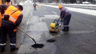 Пътната агенция започна да запълва дупките по три магистрали