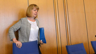 Фандъкова прехвърли на кмета на "Младост" отговорността да спира спорните строежи