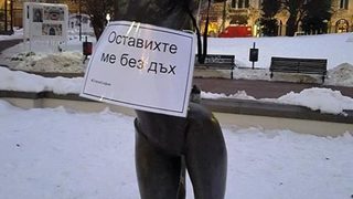 Фотогалерия: Емблематични паметници в София осъмнаха с противогази