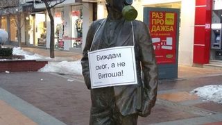 Фотогалерия: Емблематични паметници в София осъмнаха с противогази