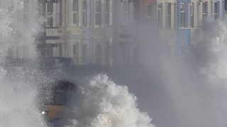 Фотогалерия: Бихте ли пътували с влак през морска буря