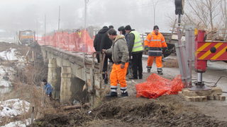 Падна пешеходна част на мост в Русенско (видео)
