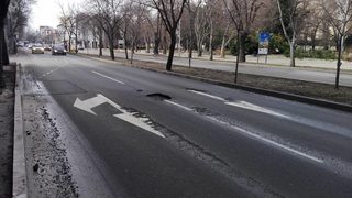 Дупки зейнаха по булевард във Варна, ремонтиран от "Хидрострой" през 2015 г.