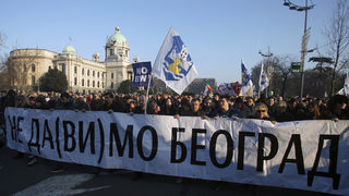 Хиляди излязоха в подновени протести в Белград срещу голям строителен проект