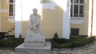 За кокичетата, Яворов и зидарите (една съвременна приказка)