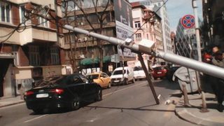 Корозирал стълб на електротранспорта се срути в центъра на София