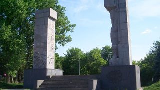 Полша се готви да премахне близо 500 комунистически паметника