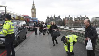 Стрелба пред парламента в Лондон, има ранени на моста "Уестминстър"
