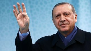 Какво изразява знакът с четири пръста, с който поздравява Ердоган