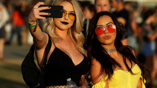 Фотогалерия: "Съвременният <span class="highlight">Уудсток</span>" събра хиляди в Калифорния