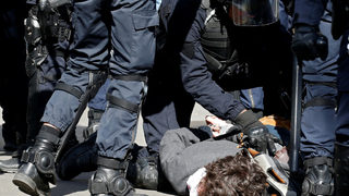 Сблъсъци на първомайски шествия в Москва и Париж, има ранени