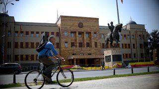 В сградата на македонския парламент беше открито самоделно взривно устройство
