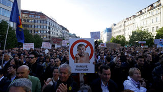 Хиляди протестираха в Прага срещу президента и финансовия министър