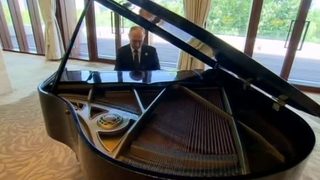 Видео: Путин посвири на роял в Пекин