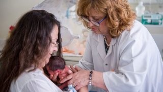 Контактът "кожа до кожа" е по-добър от кувьоза за недоносените бебета, казват специалисти