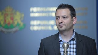 Заместник-министърът с фашисткия поздрав подаде оставка