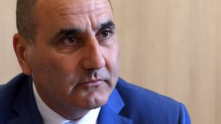 Служител в Министерството на отбраната също е уволнен заради снимки във "Фейсбук"