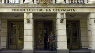 Служителят на военното министерство се извини за снимката с хитлеристкия поздрав