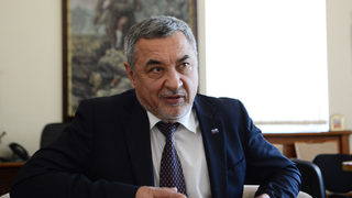 Валери Симеонов не видя злоупотреби при строителството на оградата по границата