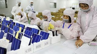 Китай иска преход към възобновяема енергия, но прахосва зелени мощности