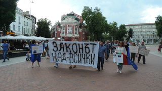 Повече от 200 души участваха в марша <span class="highlight">за</span> <span class="highlight">европейско</span> <span class="highlight">правосъдие</span> във Варна (видео)