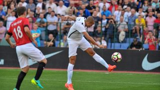 Звездните отбори на Бербатов и Фиго завършиха 3:3 във футболното шоу на годината