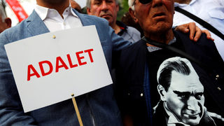 Главната опозиционна партия в Турция протестира след осъждането на неин депутат
