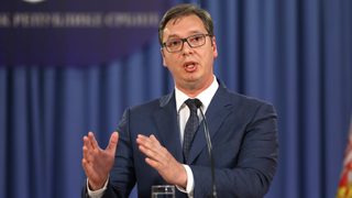 Супермаркетът на Вучич: от хомосексуален премиер до руски самолети