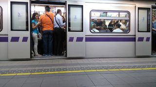 Авария спря временно столичното метро в час пик (обновена)