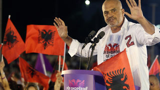 Албания гласува за парламент в очакване на покана за преговори с ЕС