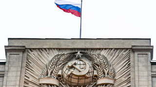 Редакцията на голяма руска медия беше нападната с коктейл "Молотов" и изрисувана с нацистки символи