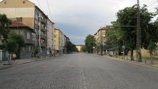 Граждани настояват за запазване и на паветата по бул. "Прага"