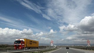 Превозвачите ще обжалват ограничаването на движението на камиони през лятото