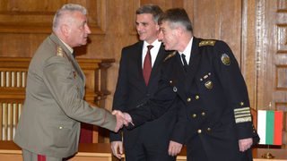 Българската армия може да изпълнява задачите си, но с много усилия, каза началникът на отбраната