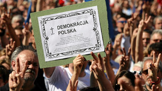 Еврокомисията заплаши Полша със замразяване на членството заради посегателство срещу съда