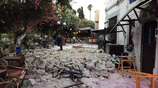 Земетресение в Егейско море уби двама туристи, ранените са поне 120
