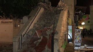 Фотогалерия: Трусът, който принуди хиляди в Гърция и Турция да спят край морето
