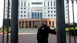 Трима подсъдими са убити в престрелка в съд в Москва