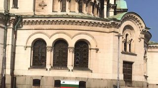 Снимка на деня: Българското знаме пази електрическо табло до храм "Александър Невски"