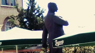 Паметник на Стамболов сред рекламни чадъри