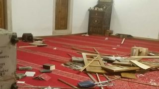 Софийската джамия осъмна с изпочупен инвентар и разкъсани книги