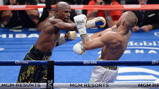 Президентът на UFC насърчава <span class="highlight">Мейуедър</span> за мач срещу Нурмагомедов