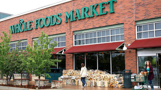 В първия си ден като собственик на Whole Foods Market "Амазон" намали цените с до 43%