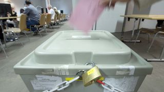 Германия пусна нов <span class="highlight">гласоводител</span> на фона на рекорден брой колебаещи се преди изборите