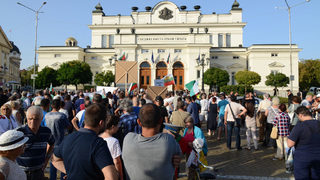Атлетични младежи опитаха да провалят протест за оставка на правителството